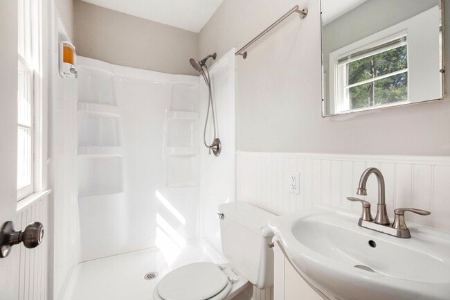 Building Photo - Move in special!! Beautiful 3BR/2BA w/ Garage & Fenced Yard