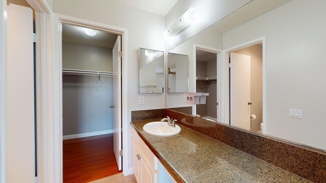 Building Photo - Spacious 5-Bedroom Family Home Available for Long Term Rent!