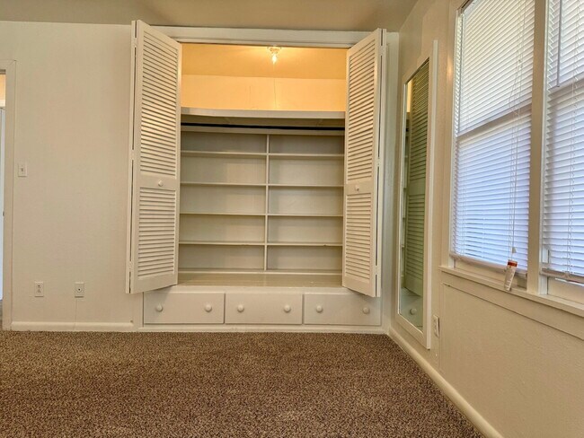 Building Photo - 3 Bedroom Home with Spacious Bedrooms