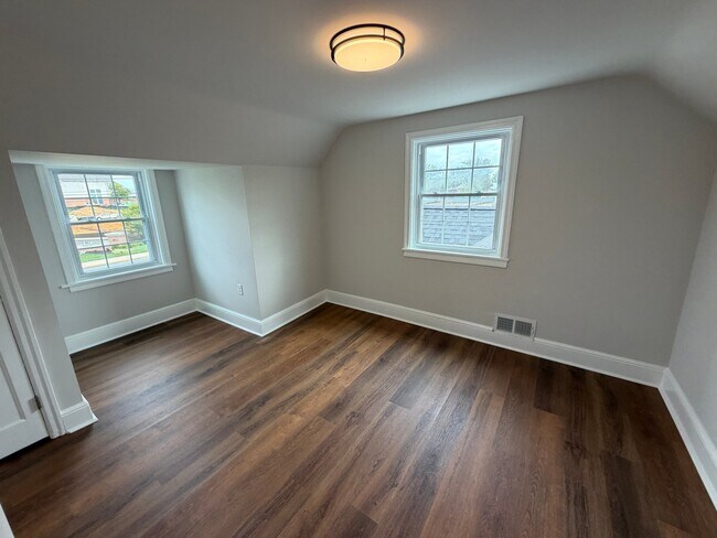 Building Photo - 864 Eden Rd