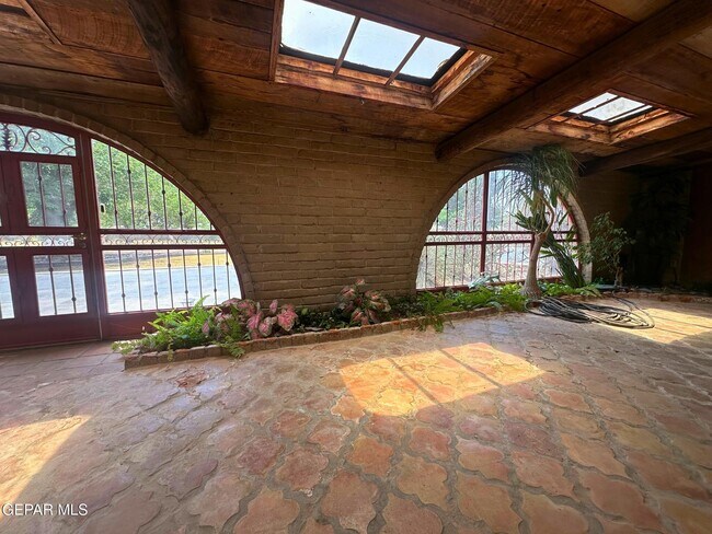 Building Photo - 1067 Villa Linda Way