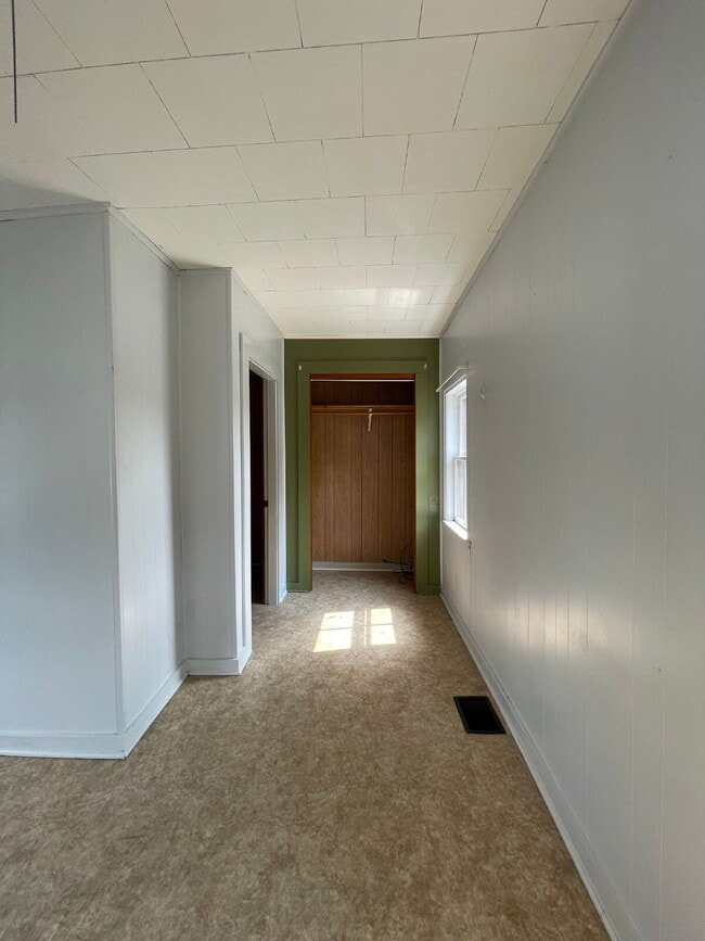 Building Photo - Charming 2 bed, 1 bath - Amesbury, MA! AVA...