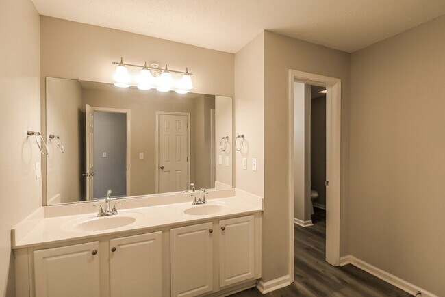 Building Photo - 7601 Hilltop Way