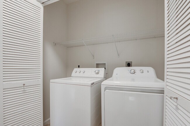 Building Photo - 826 Dakota Dr