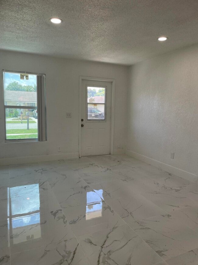 Building Photo - 8131 SW 6th St