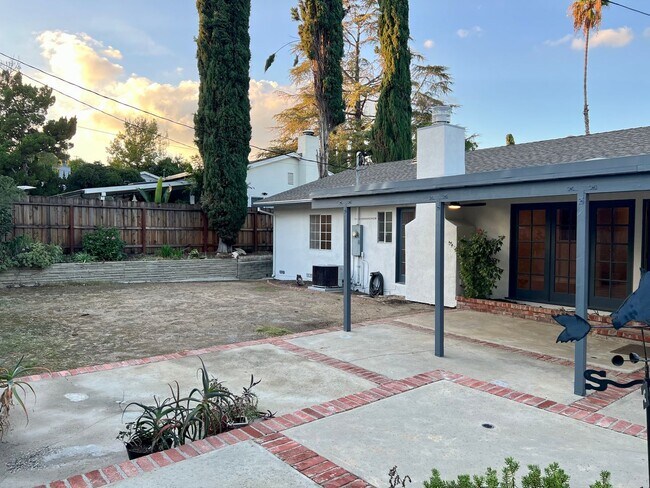 Building Photo - Spacious 3 Bedroom House with Private Gara...