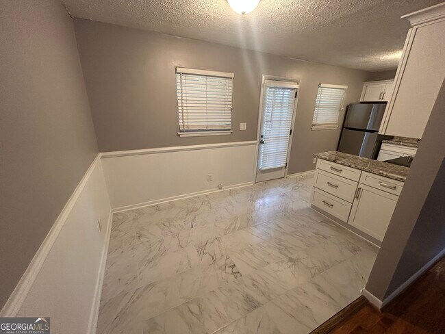 Building Photo - 1020 Tuxedo Ln