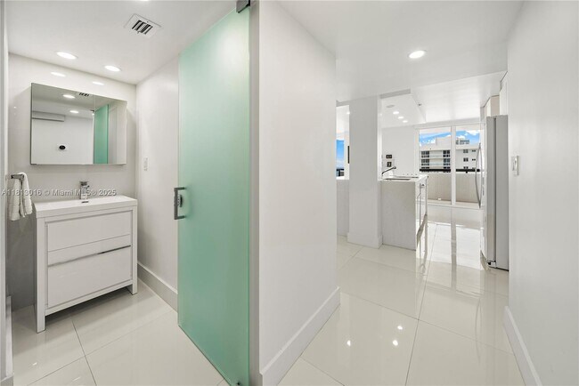Building Photo - 2555 Collins Ave