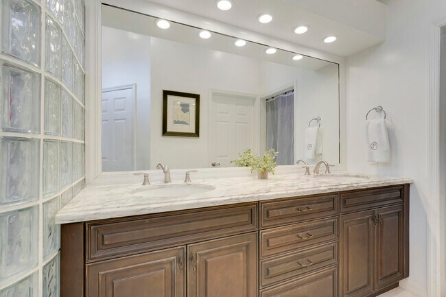 Building Photo - 13810 Cross Pointe Ct