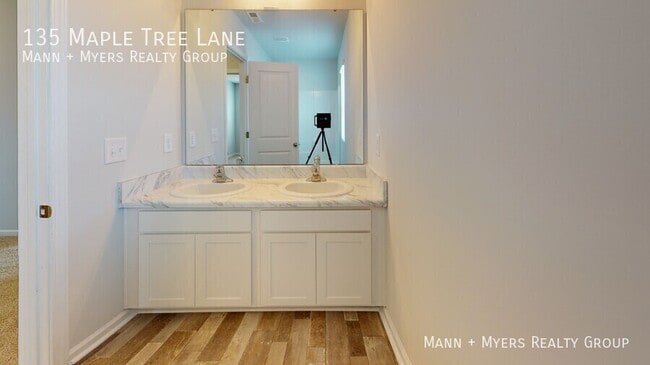 Building Photo - 135 Maple Tree Ln