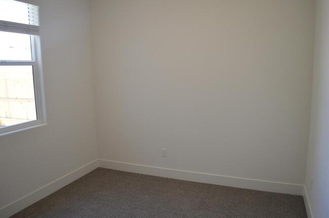 Building Photo - 2465 Pineda Dr