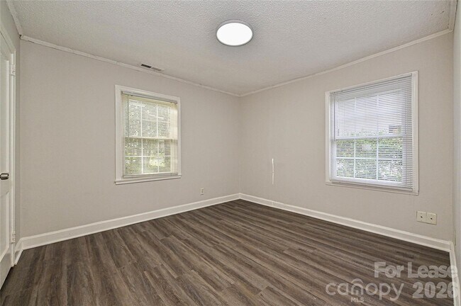 Building Photo - 301 Seldon Dr