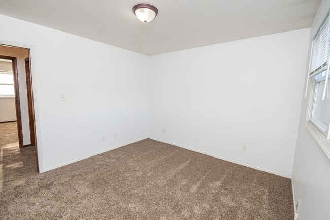 Building Photo - 2 bed 1 bath Duplex with basement in Portage