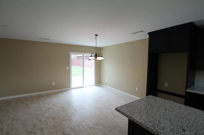 Building Photo - 909 Gladys Way
