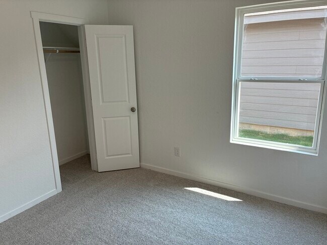 Building Photo - Charming 4 beds 2 baths in San Antonio!