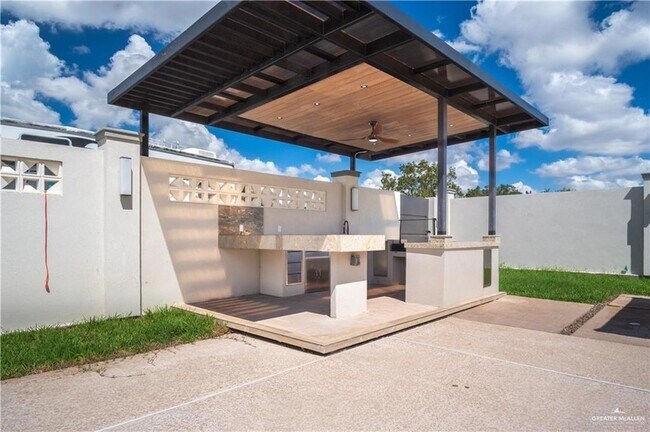 Building Photo - 2206 Corales St