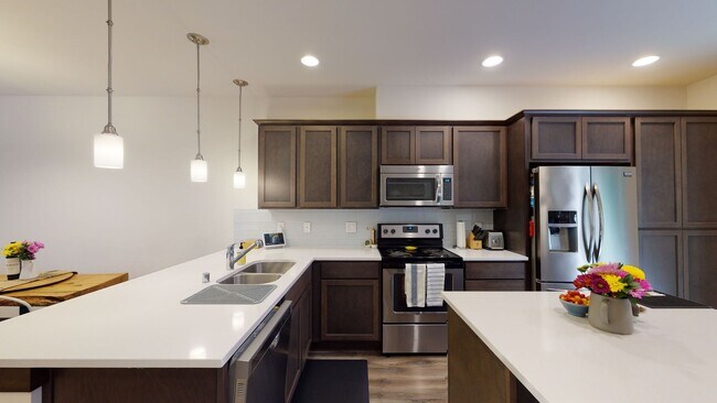 Building Photo - West Seattle Townhome - 2 bedroom 2 bathroom located in Sylvan Ridge Townhomes!  Available now!