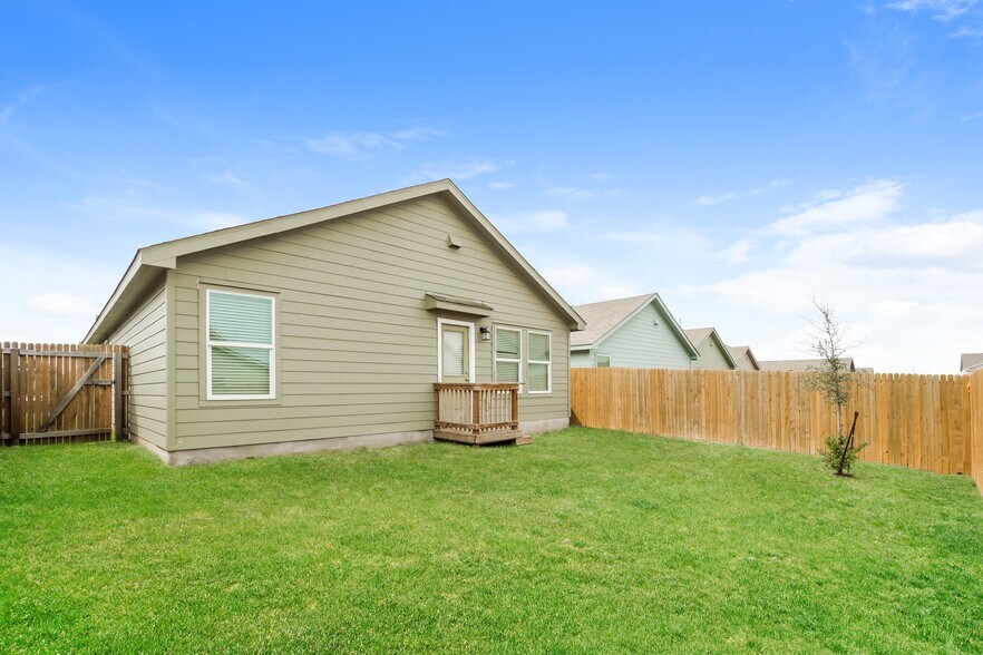 Building Photo - 2831 Millikan Dr