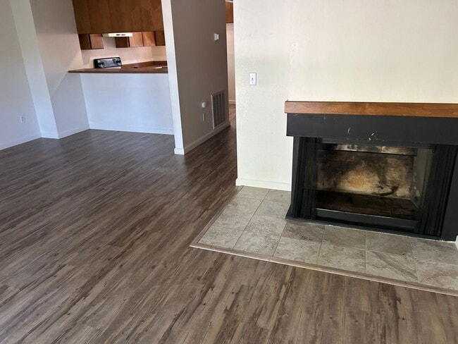 Building Photo - Kingsbury Greens HOA 2 bedroom 1 1/2 bath in Alta Sierra