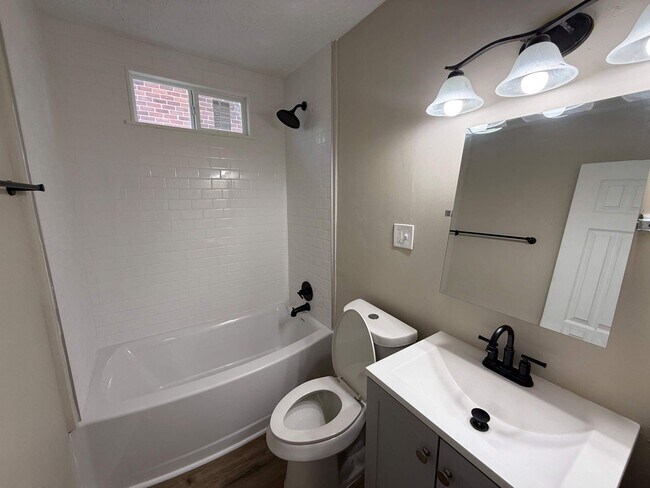 Building Photo - Freshly Renovated 3-Bedroom Home – Quality...