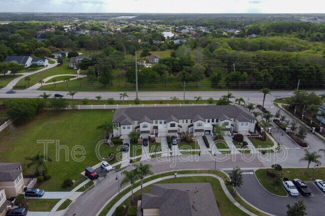 Building Photo - 2210 Seven Oaks Dr