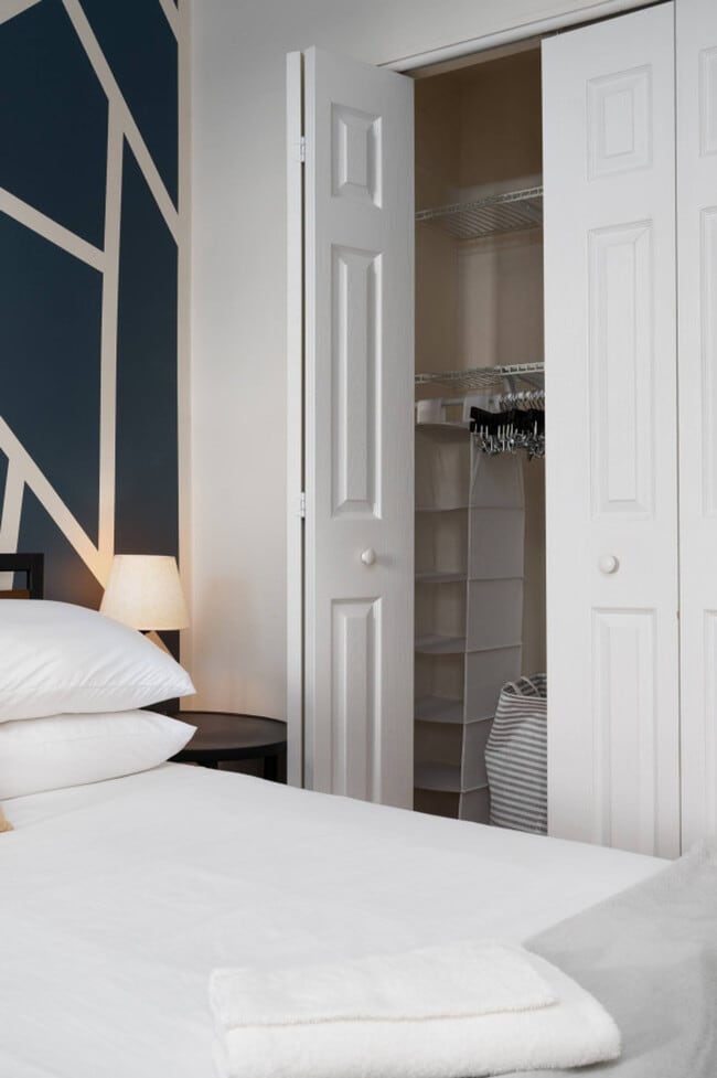 Building Photo - 906 N Damen Ave