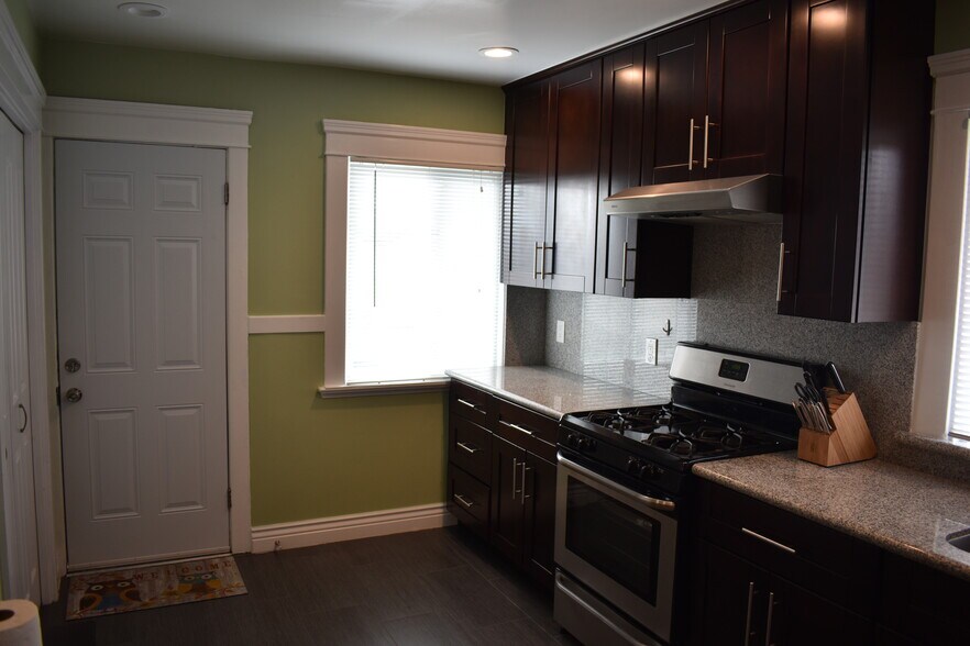 Building Photo - 917 Grand Ave