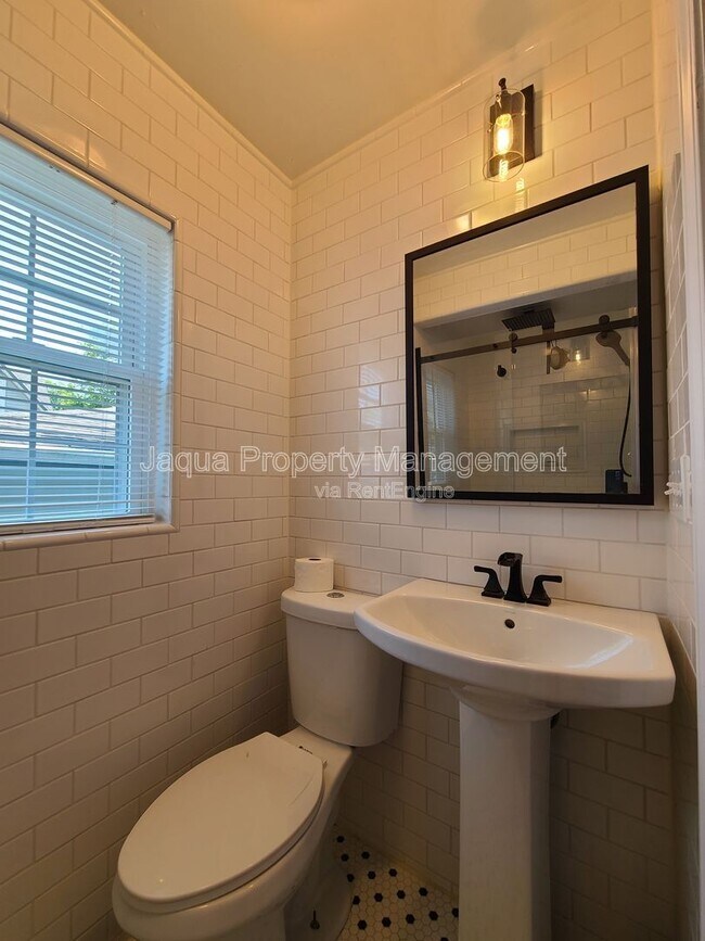 Building Photo - 547 Archer Ave