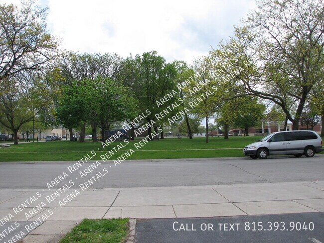 Building Photo - 322 N 1st St