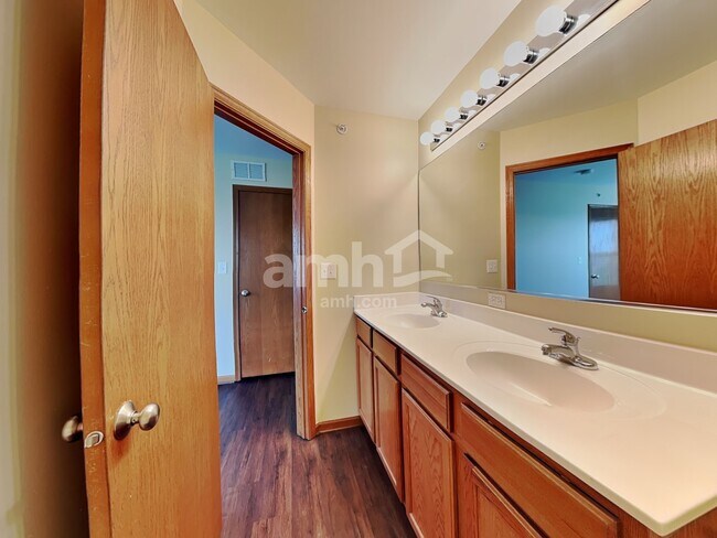 Building Photo - 211 Barrett Dr