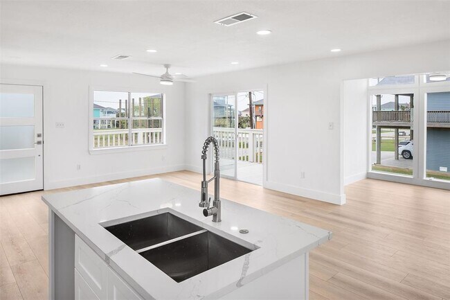 Building Photo - 971 Mary Ann