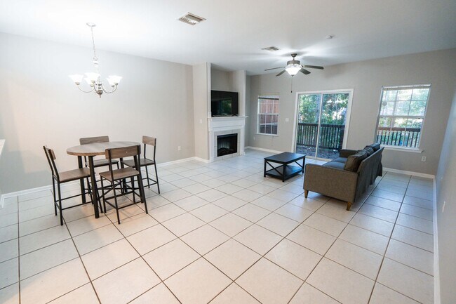 Building Photo - Beautiful 3 Bedroom 2 1/2 Bath Condo