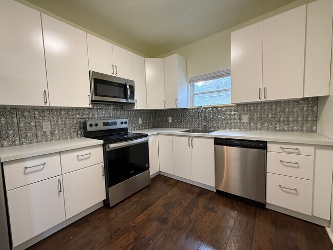 Building Photo - Updated 2BR townhouse with office now available!