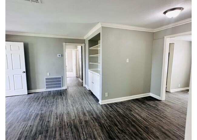 Building Photo - 4914 Kelso St