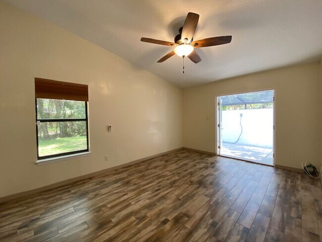 Building Photo - The Oaks of Leesburg