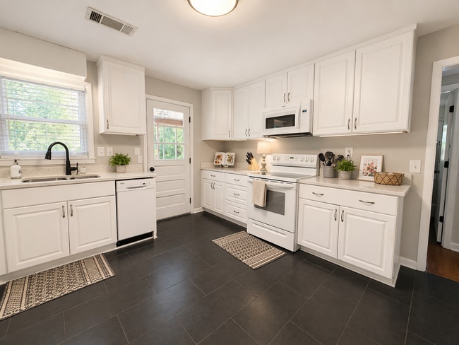 Building Photo - 1021 Old Bishop Rd