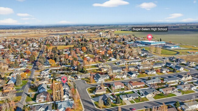 Building Photo - 3 Bedroom 2 bath home in Sugar City Idaho 2 stall garage in awesome neighborhood