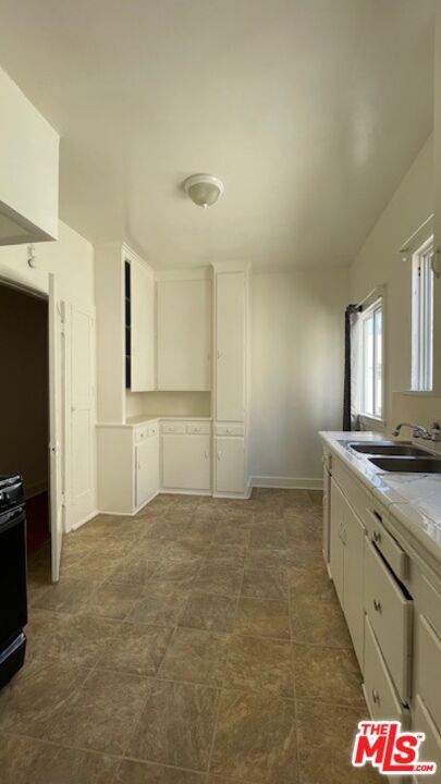 Building Photo - 635 N Plymouth Blvd