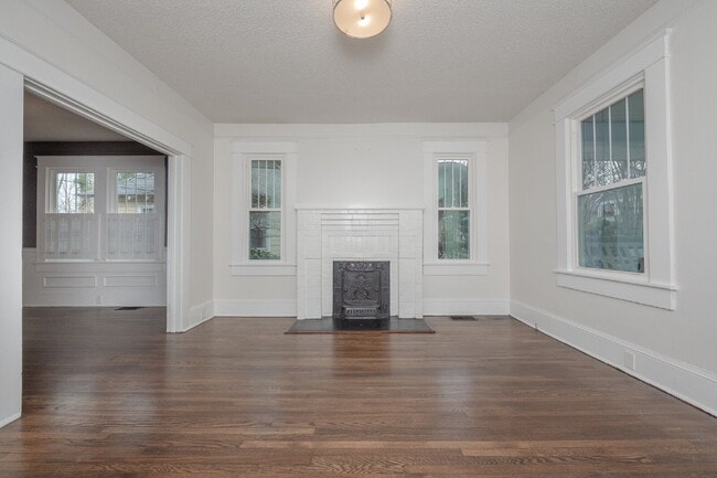 Building Photo - Beautiful 3-Bedroom, 2-Bath Bungalow with ...