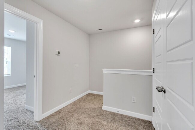 Building Photo - Two-story 3BR/2.5BA townhome in Foxcroft T...