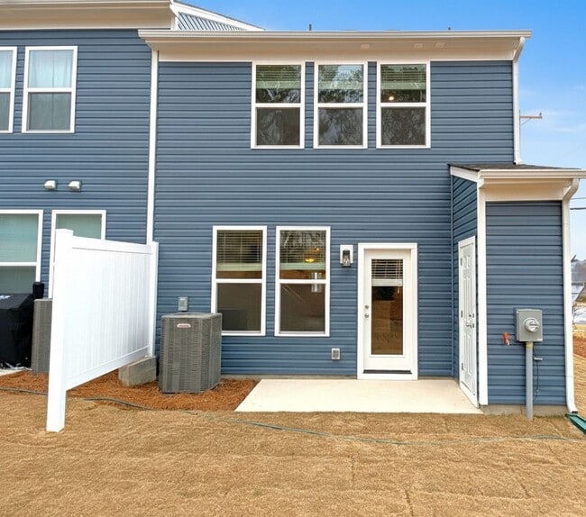 Building Photo - Beautiful, 2 story, end-unit, Townhome located in the Bell Glen Community!