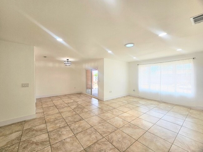 Building Photo - Single Story Senior Home - Newly Remodeled...