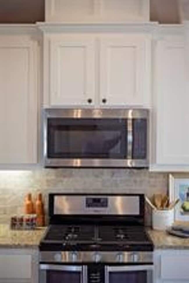 Building Photo - 3 Bed | 2 Bath | 2 Car Garage - Bungalow S...