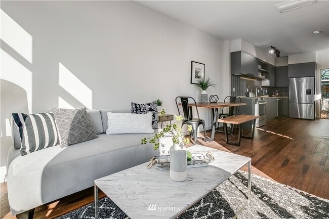 Building Photo - First Hill Modern 2-Bedroom Condo with Roo...