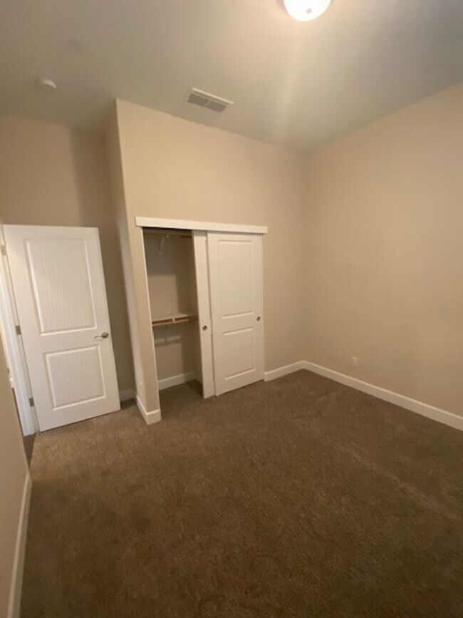 Building Photo - 2256 Ranch View Dr