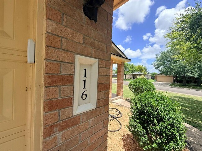 Building Photo - 116 Spur Cove