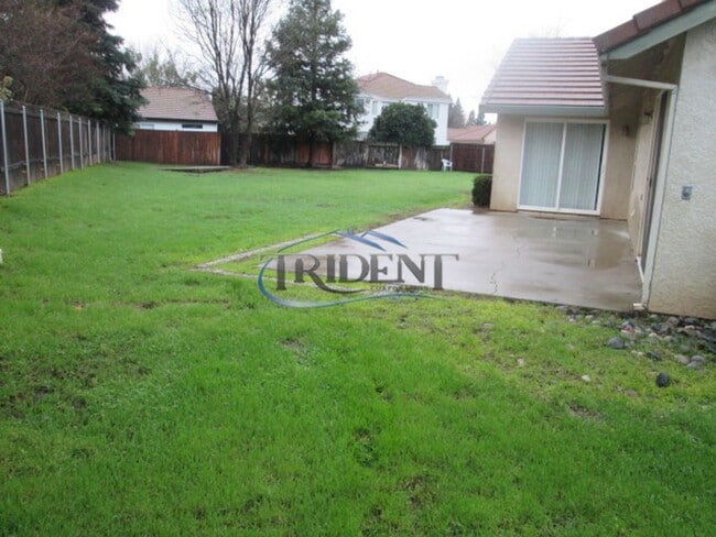 Building Photo - Beautiful Yuba City home on a large lot