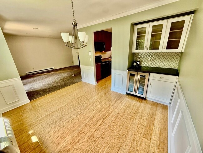 Building Photo - Charming 3 BR / 2 BA Top-Floor Condo | Blackberry Hill Village