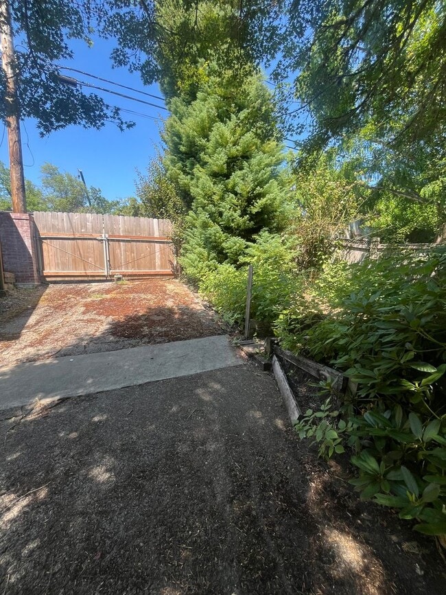 Building Photo - 3- Bedroom 2.5-Bathroom Gardening paradise...