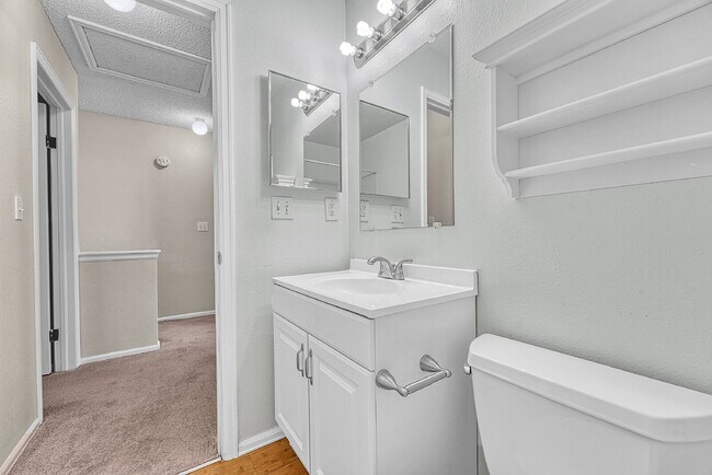 Building Photo - $2,350.00, 2-bed, 2.5-bath townhouse in th...
